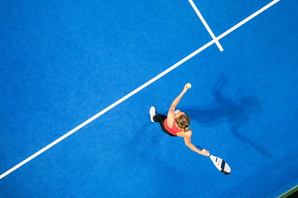 Comment une entreprise construction terrain de tennis choisit-elle entre résine synthétique, béton poreux, gazon synthétique et terre battue ?